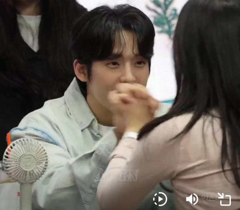 팬이 준비한 선물에 리액션 하는 아이돌.jpg | 인스티즈
