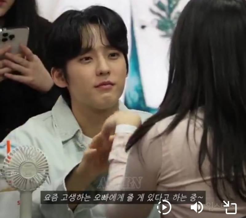 팬이 준비한 선물에 리액션 하는 아이돌.jpg | 인스티즈