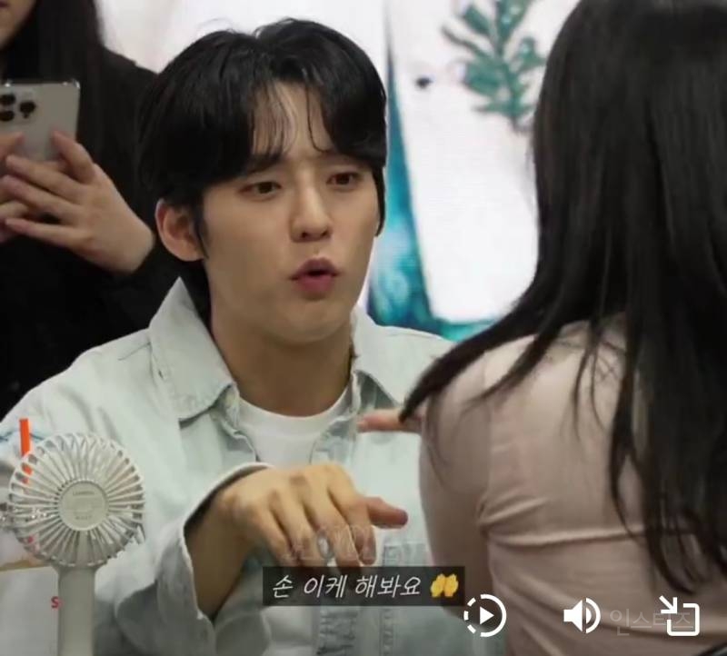 팬이 준비한 선물에 리액션 하는 아이돌.jpg | 인스티즈