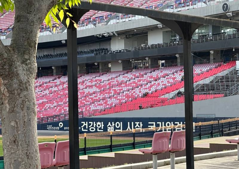 [잡담] 헐 완전 빨개 바꾼 의자는 다르구나 | 인스티즈