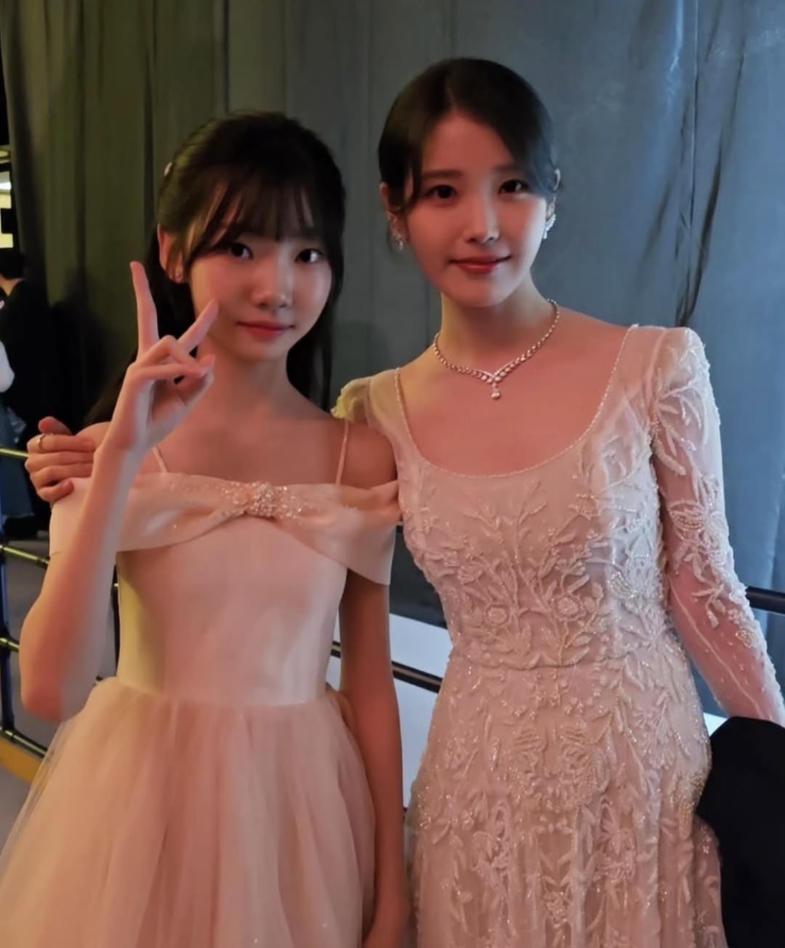 [잡담] 아이유랑 태연이 백스테이지 사진인가보다 | 인스티즈