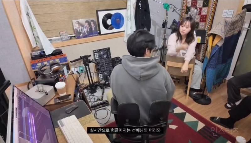 같은소속사 후배 디렉팅하는 선배 모먼트.jpg | 인스티즈