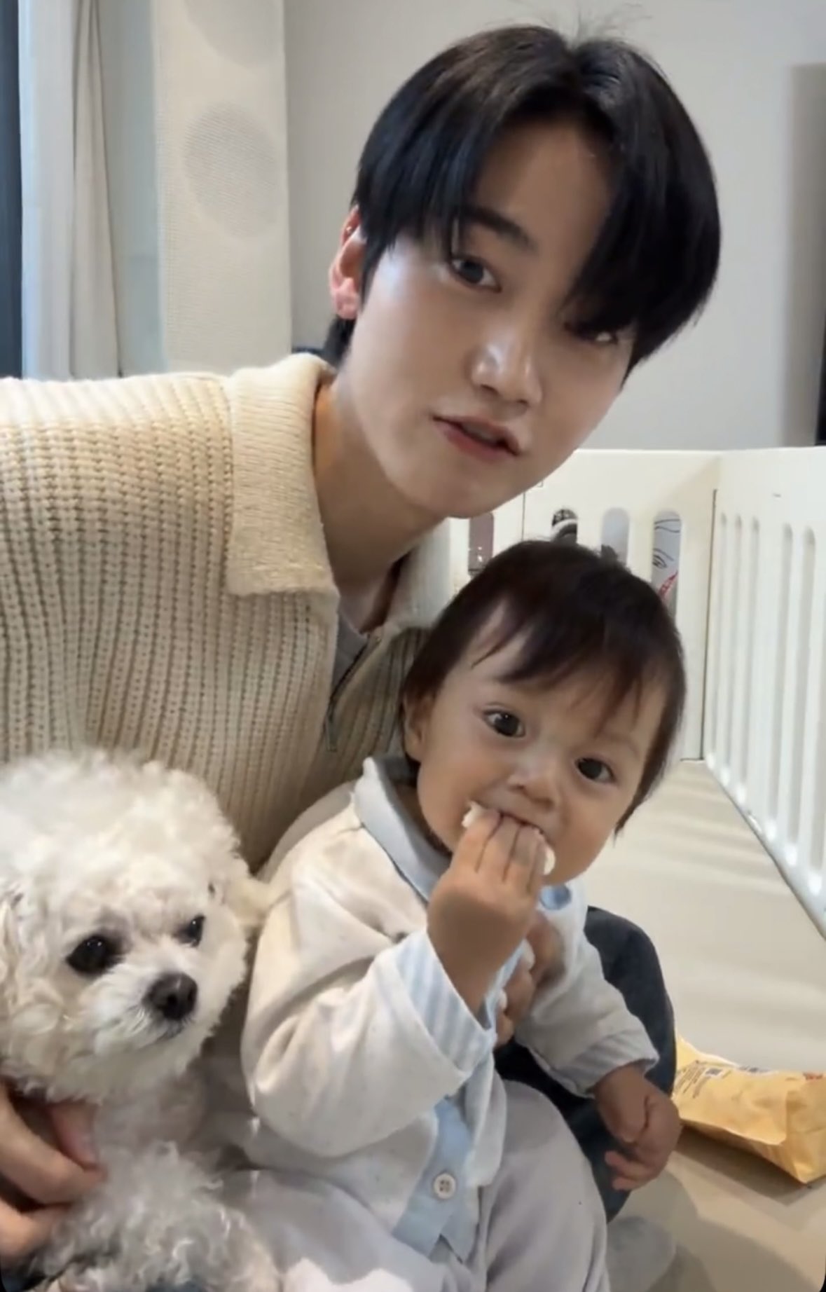 [잡담] 조카가 삼촌이랑 이렇게까지 닮아도 되는거임????? | 인스티즈