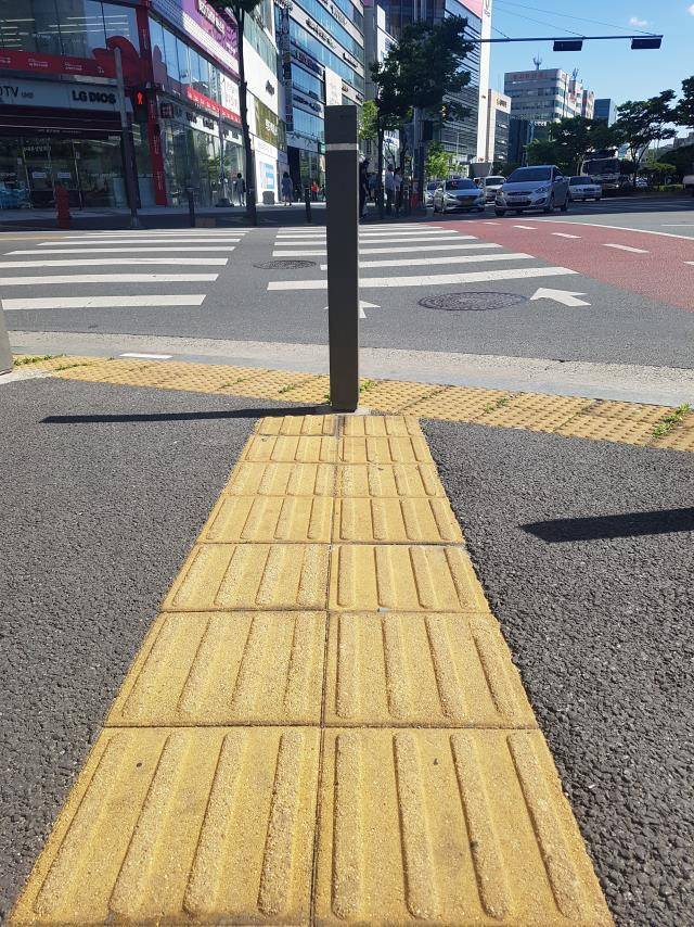 [잡담] 근데 시각장애인 점자블록이 노란색일 필요가 있나? | 인스티즈