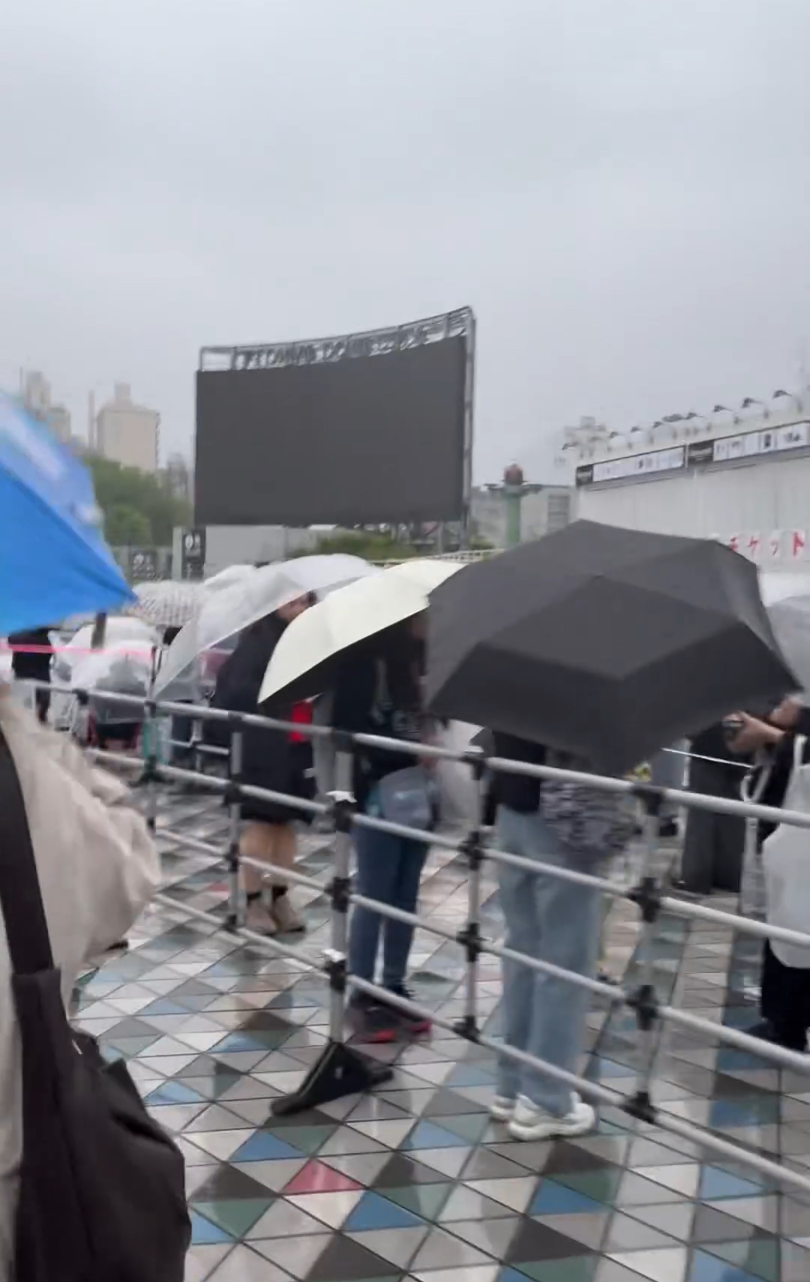 [잡담] 지디 도쿄돔 엠디줄 실화? 새벽 4시부터 줄섰대 | 인스티즈