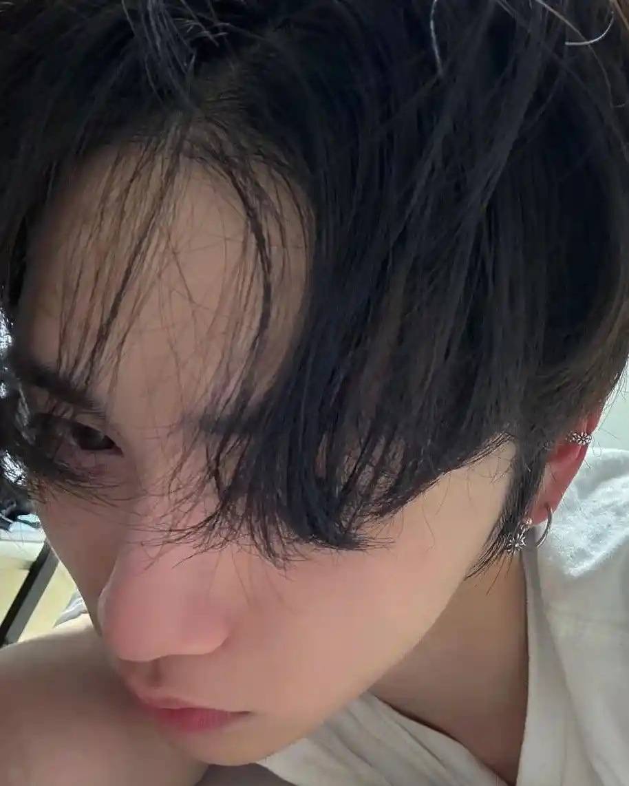 지호야 한태산 흑발 돌려내라 좋은 말로 할 때 취향의 한태산 한동민 탯왼 탯른 셀피 webp (4) 공유 | 인스티즈