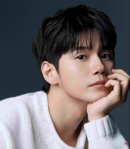 옹성우, 새 프로필 공개…제대 후 한층 짙어진 남성美 | 인스티즈