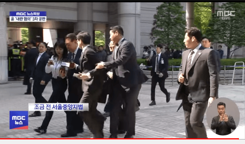 [정보/소식] [속보] 윤석열 첫 법원 공개 출석…말없이 법정 향해 | 인스티즈
