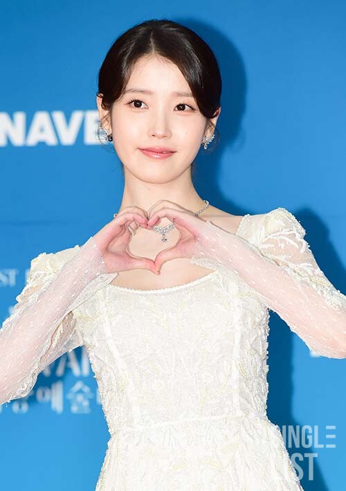 [잡담] 아이유, 베리즈 공식 오픈 "팬카페 기록도 이관”…14일 생일 라이브 예고 | 인스티즈