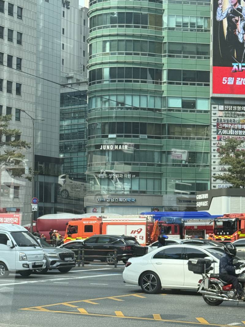 [정보/소식] 강남역 실시간 투신소동으로 에어매트까는중 | 인스티즈