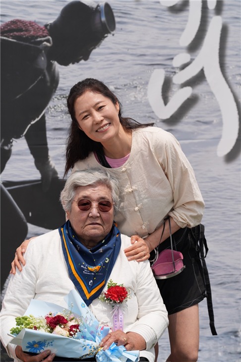 [잡담] 오늘 문소리 제주 해녀 은퇴식 갔대 | 인스티즈
