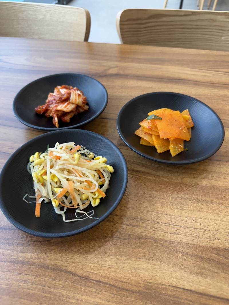 [잡담] 칠천원짜리 잔치국수 하나 시켰는데 반찬 푸짐해서 죄송스러 | 인스티즈
