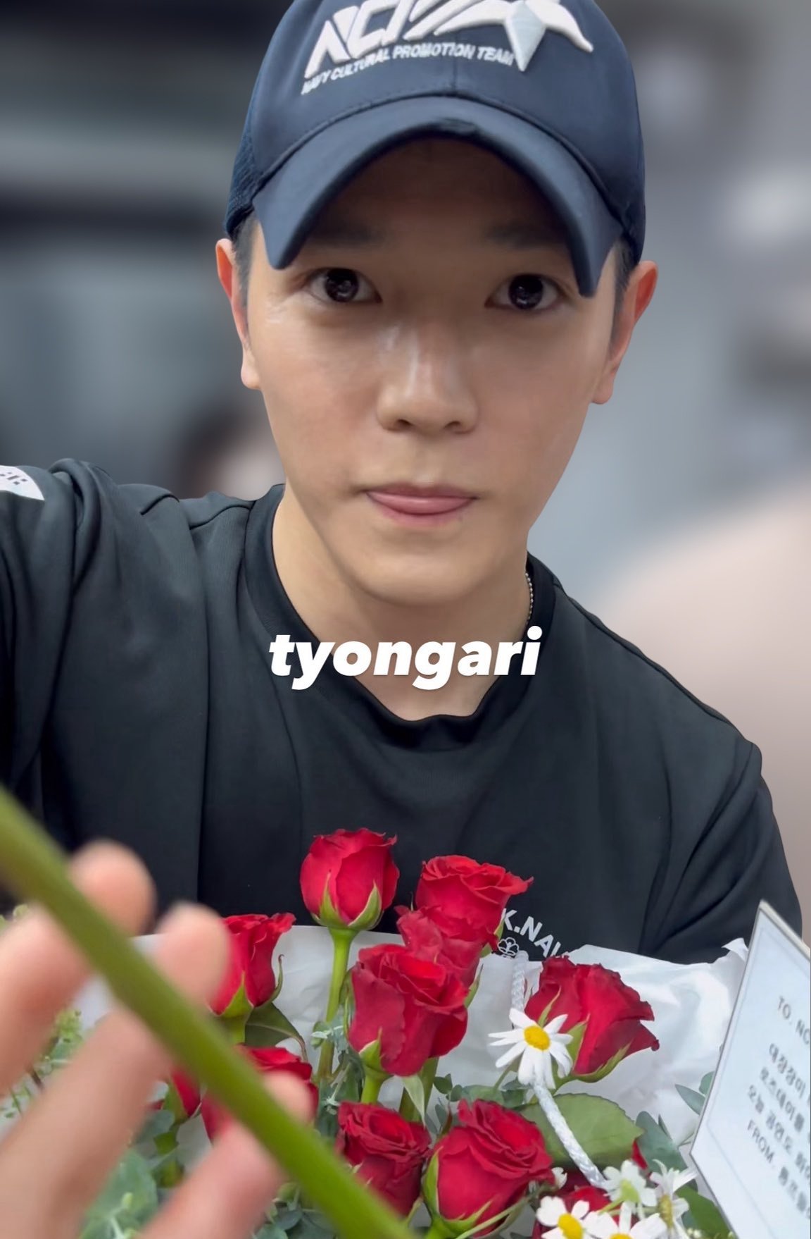 [잡담] 태용 로즈데이라 장미꽃 나눠주는데 얼굴 ㄹㅇ 대칭이다 | 인스티즈