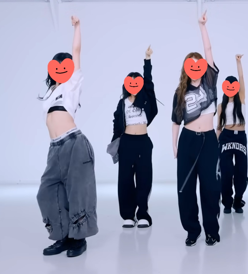 [잡담] 아이돌들 이런 크롭 상의 안에 그냥 일반 속옷 입는 거야?... | 인스티즈