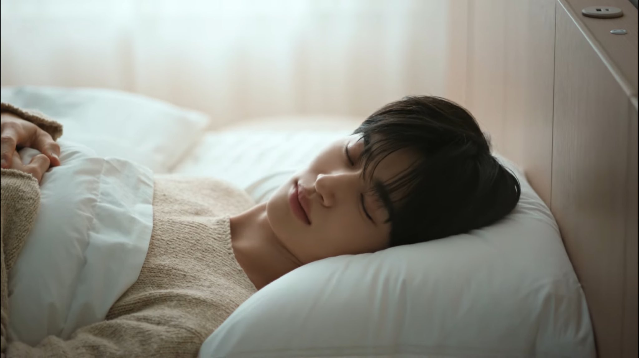 [잡담] 변우석 누워있는데 졸라 잘생김 | 인스티즈