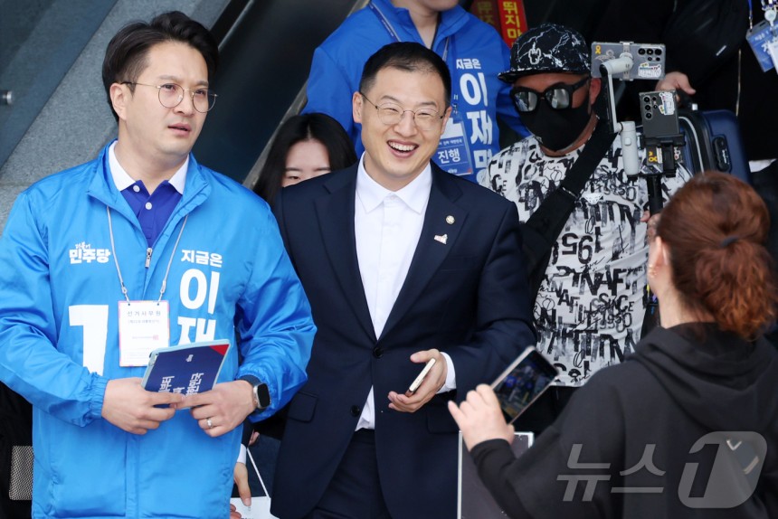 [정보/소식] 이재명 지원유세가서 ㄹㅇ 해피해보이는 김상욱 의원 | 인스티즈