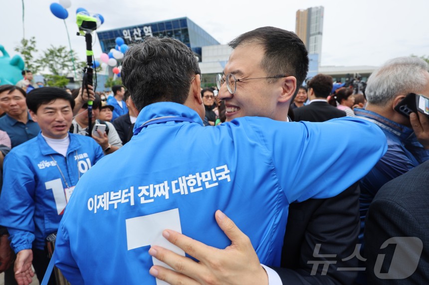 [정보/소식] 이재명 지원유세가서 ㄹㅇ 해피해보이는 김상욱 의원 | 인스티즈