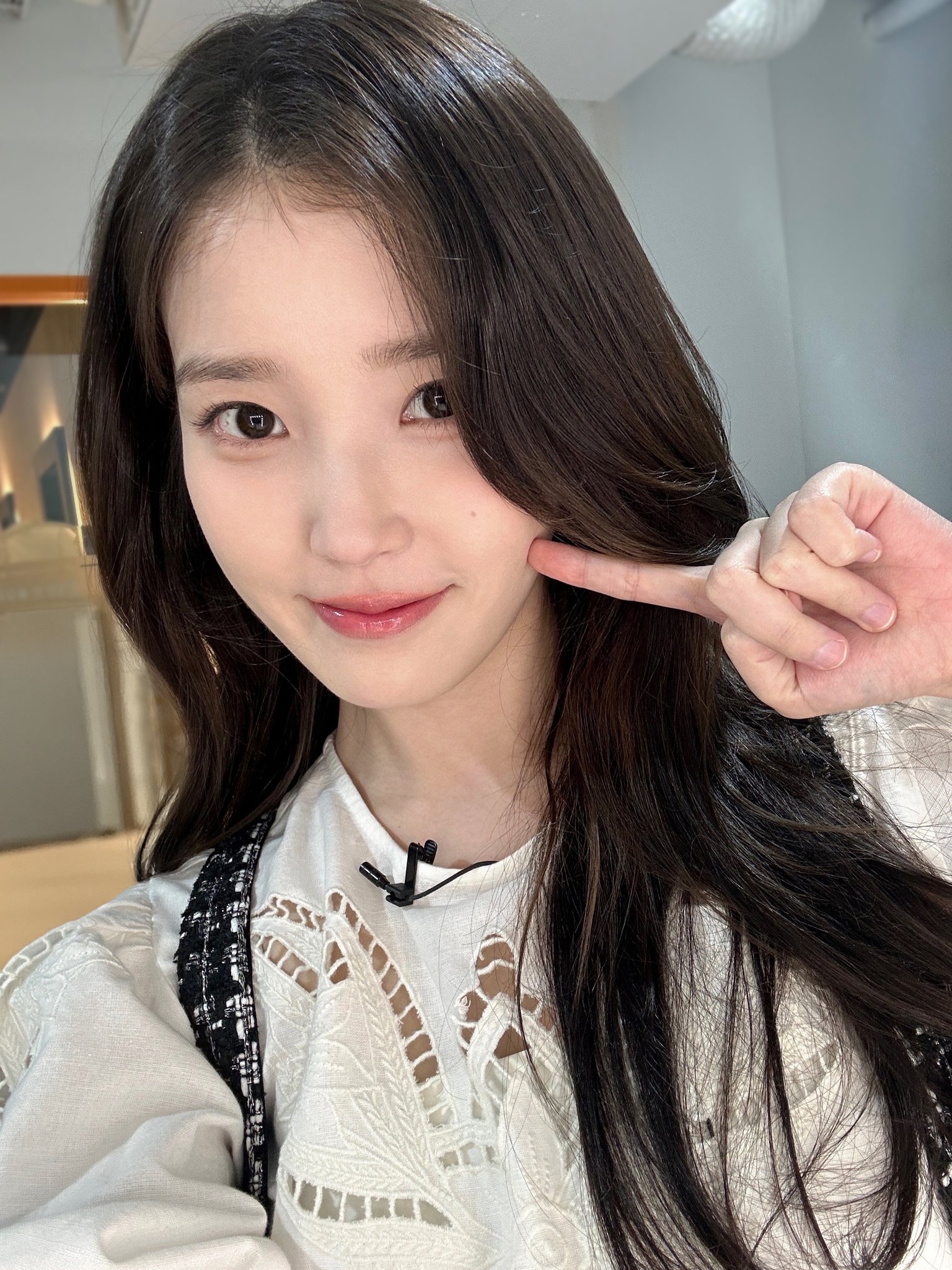 [잡담] 아이유 웃생파 치마 정보말고 이 블라우스 정보는 떴어? | 인스티즈