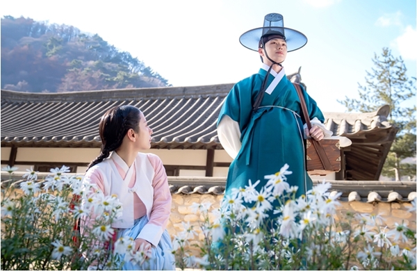 [정보/소식] '귀궁' 육성재♥김지연, 키스 그 후...설렘 경보 '꽃길 데이트' [오늘밤 TV] | 인스티즈