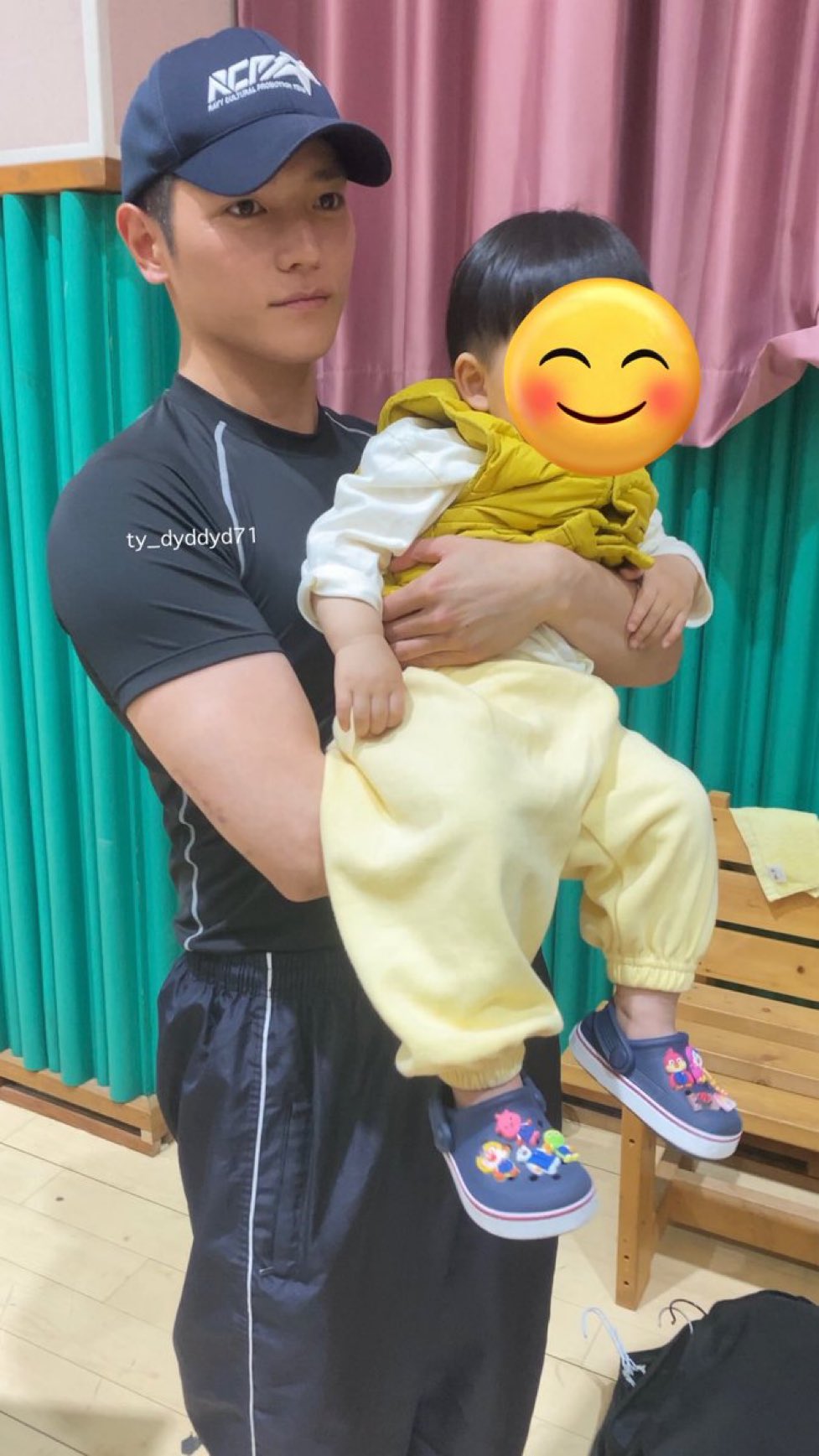 [잡담] 헐 시식좌 태용이 두꺼운 팔 처음봐... | 인스티즈