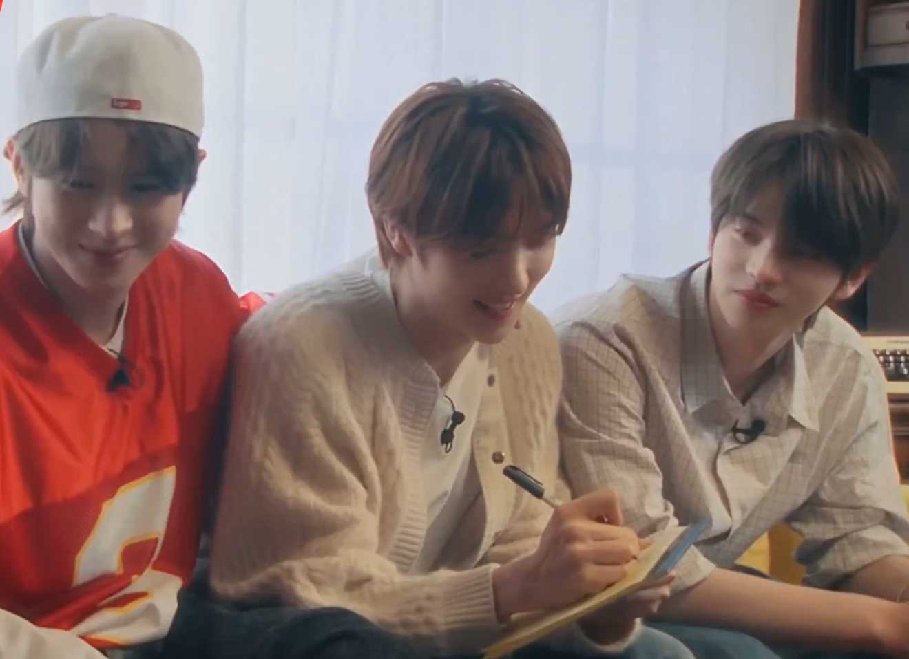 [잡담] 투어스 도훈 지훈 훈훈즈 맨날 티격태격해서 신유, 경민이 표정이 | 인스티즈