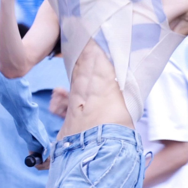 [잡담] 애들아 니콜라스 잘생겼다고 왜 삐삐안쳐줫어..? | 인스티즈