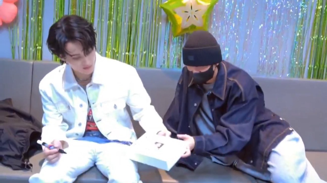 [잡담] 해찬이 이렇게 앉을때마다 왜 귀엽짘ㅋㅋㅋㅋ | 인스티즈