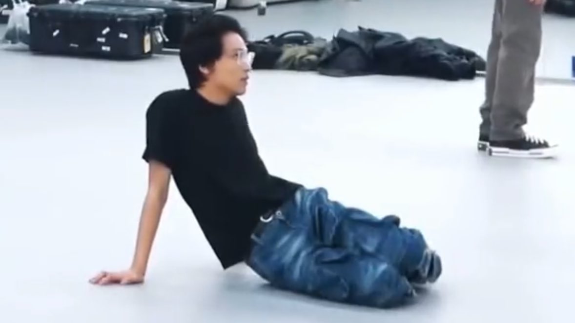 [잡담] 해찬이 이렇게 앉을때마다 왜 귀엽짘ㅋㅋㅋㅋ | 인스티즈