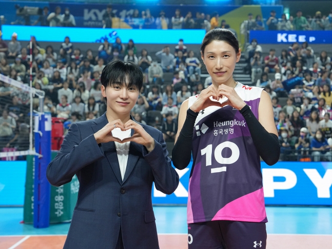 [잡담] '월드클래스' 김연경·세븐틴 승관, 훈훈한 인증샷 | 인스티즈