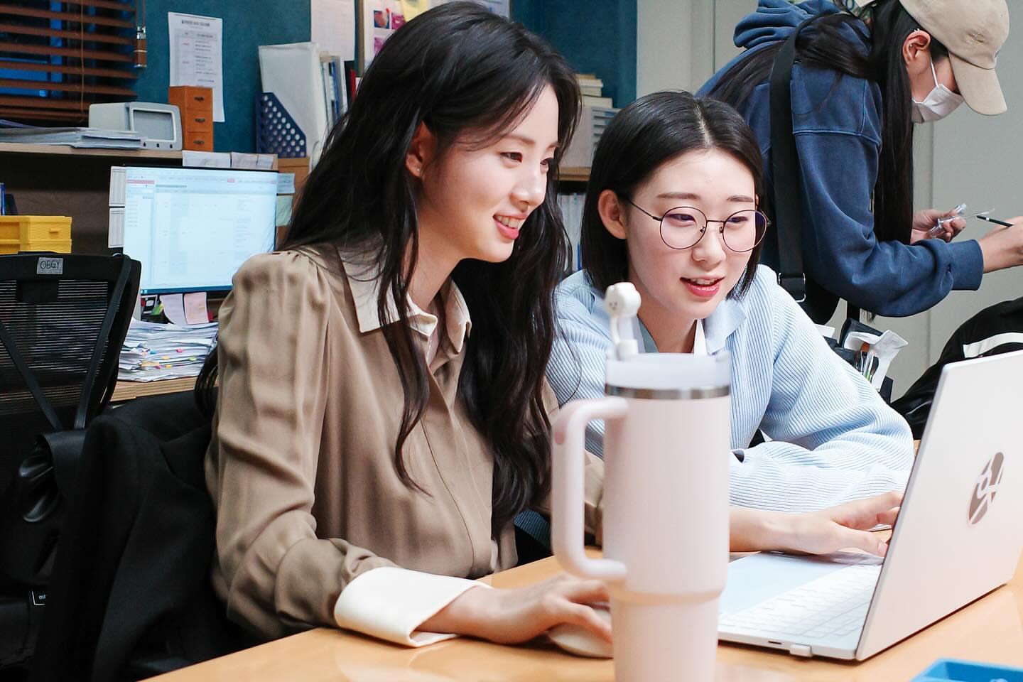 [잡담] 스탭 인스타에 뜬 슬전의 배우들 사진🥹🤍 | 인스티즈