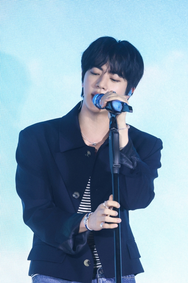 [정보/소식] BTS 진, '에코' 발매 기념 오프라인 이벤트…신곡 라이브 공개 | 인스티즈