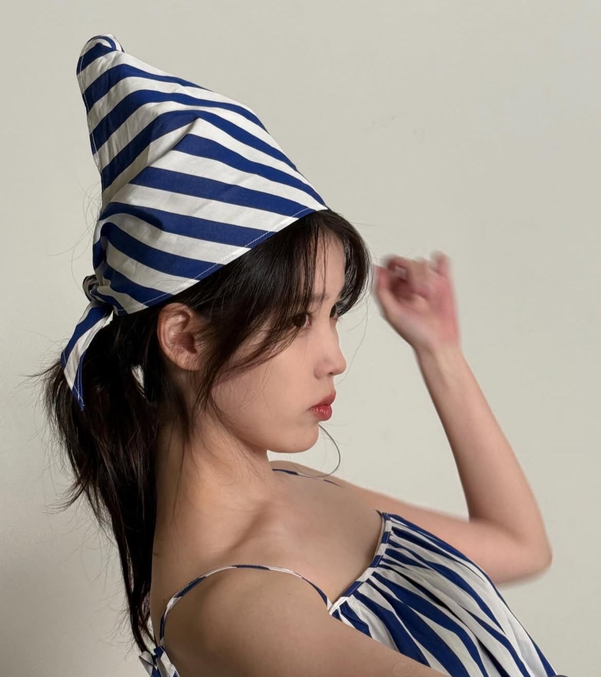 [잡담] 아이유 다른 뮤비 1개 진짜 네모의 꿈이면 개감다살 아니냐.. | 인스티즈