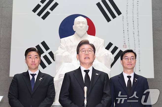 [잡담] 김구선생 묘역참배에 이재명과 김구손자 지브리사진으로 해보니 좀 남다르네 | 인스티즈