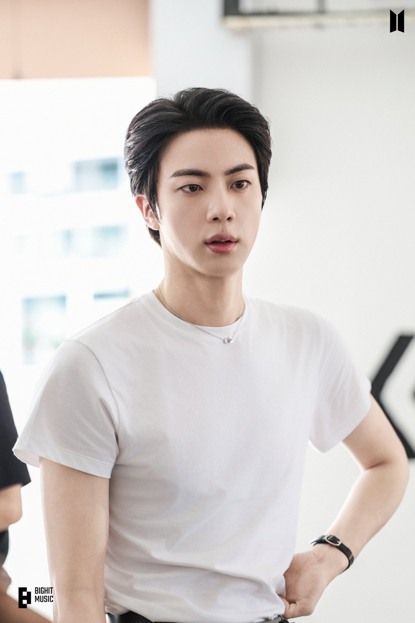 [잡담] 방탄 진 이 뮤비복장으로 무대 하나해줬으면 | 인스티즈