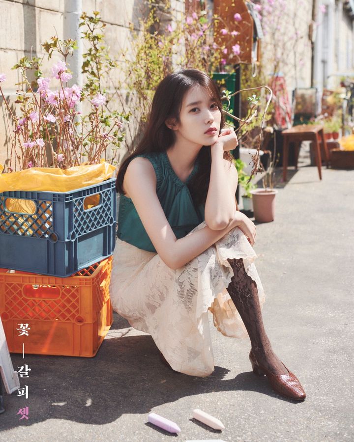 [잡담] 아이유 어떻게 앉아있는거지? | 인스티즈
