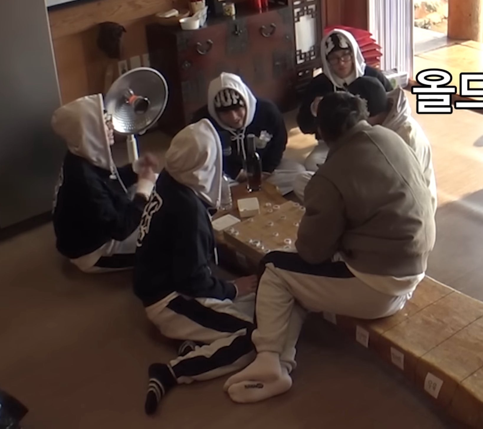 [잡담] 환장ㅠ 나나민박이 아니라 나나경로당이냐고 세븐틴들아 장기는 왜 또 두고있는건데ㅠ | 인스티즈