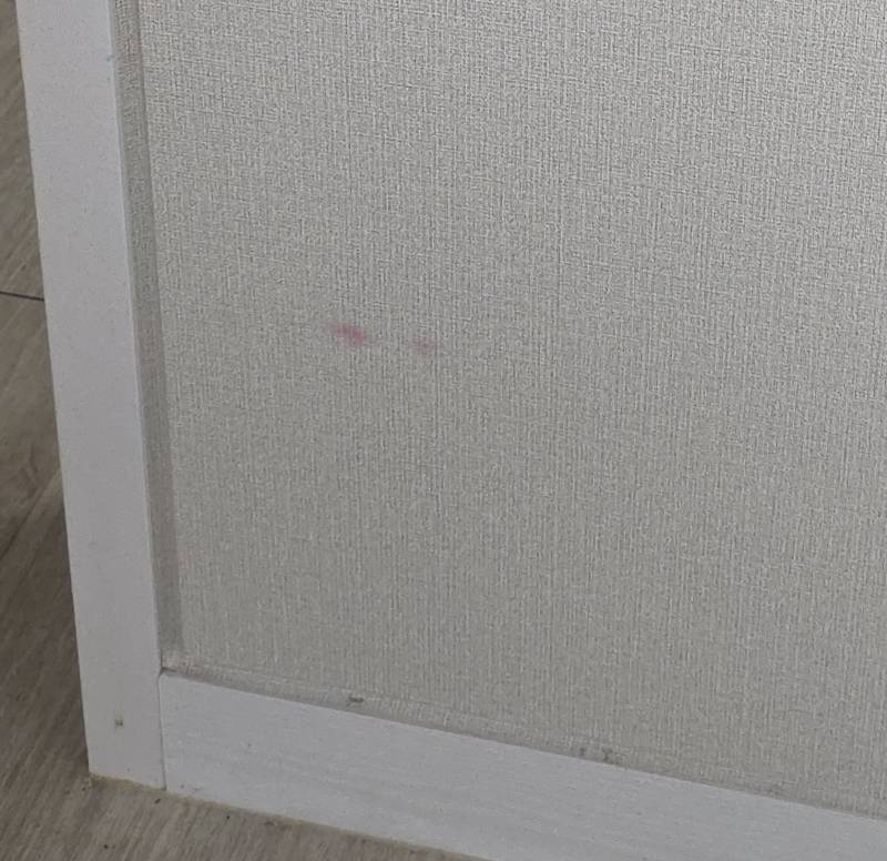 [잡담] 벽지에 이런 색소? 지우는 방법 아는사람.. 너무 신경쓰여.. | 인스티즈
