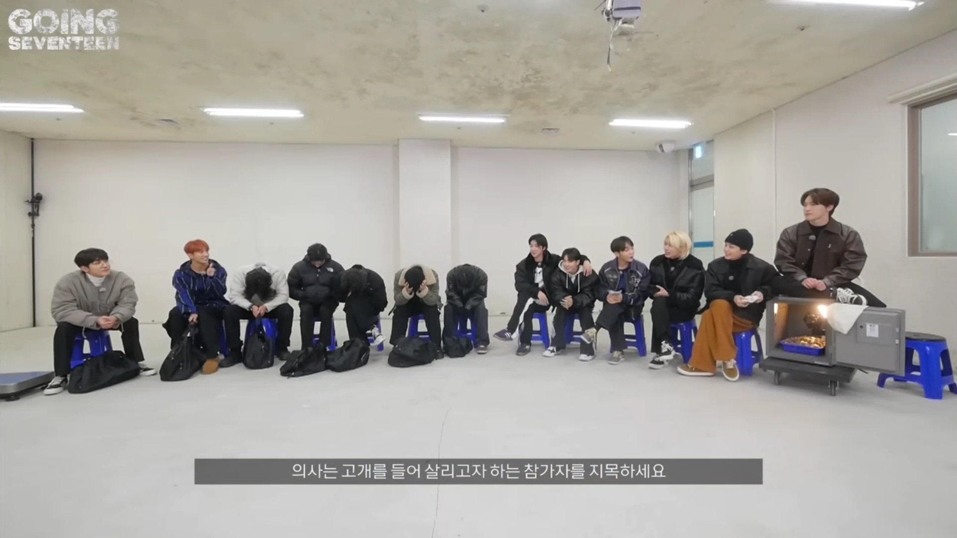 [잡담] 세븐틴 막내는 자리가 부족해서 아무곳이나 위에 앉는다 | 인스티즈