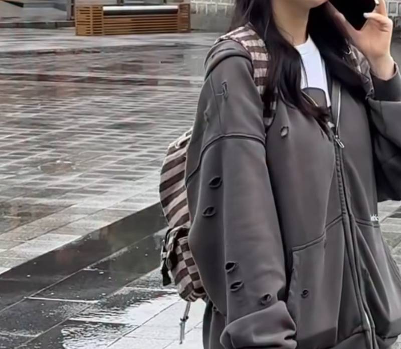 [잡담] 잘 안 보이는데 이 가방 뭔지 아는 사람!!!!ㅠ | 인스티즈