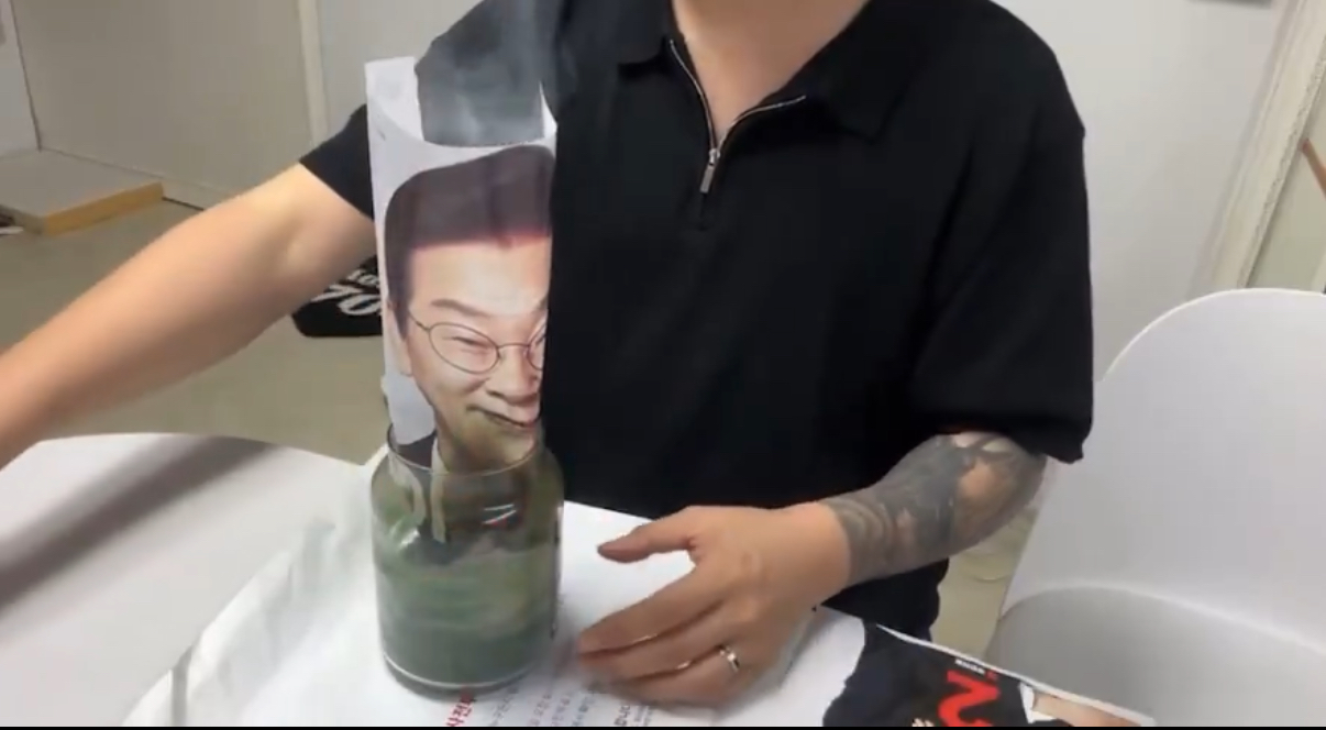 [잡담] 이재명 포스터로 저런 짓을 해서 영상으로 올리다니 미친거 아닌가 | 인스티즈