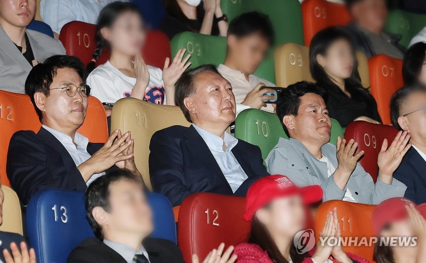 [정보/소식] 계엄 선포 장면에 박수받는 윤석열 | 인스티즈