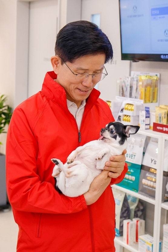 김문수 후보는 강아지를 왜 저렇게안지? | 인스티즈