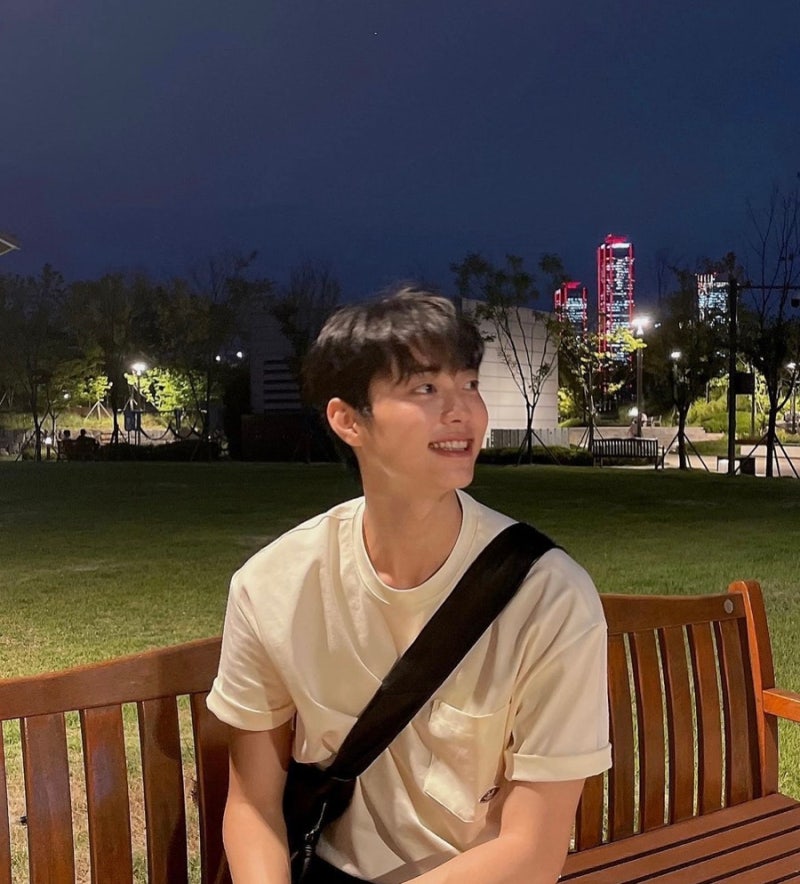 [잡담] 어디서 많이 봤다 했는데 둘이 닮았어 | 인스티즈