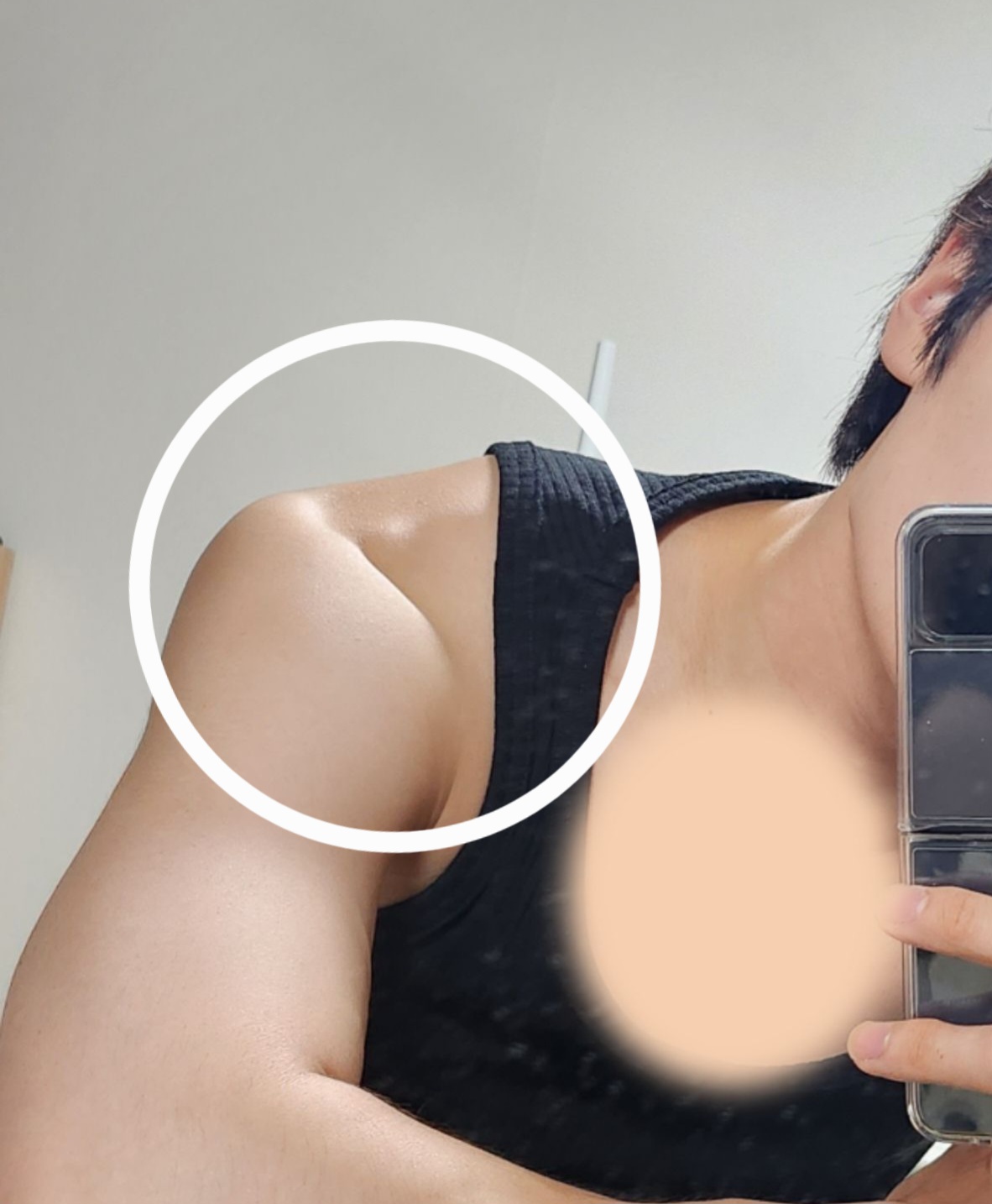 [잡담] 여기 쏙 들어가있는 부위는 무슨 뼈?근육? 이야? | 인스티즈