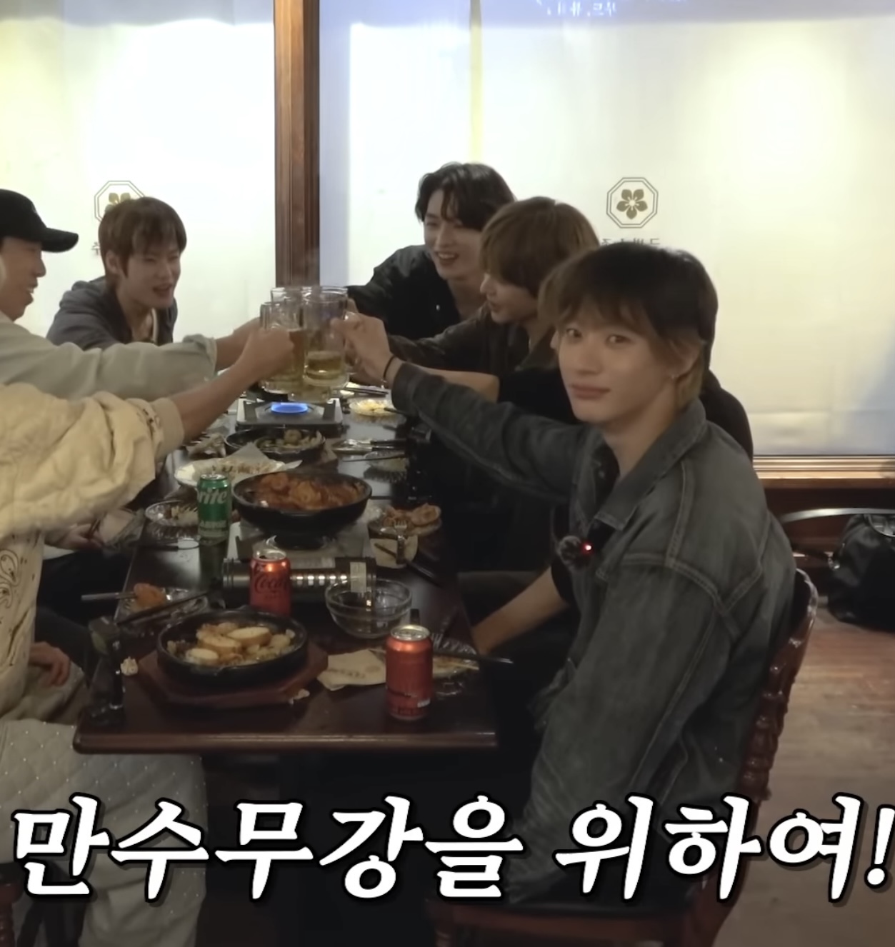 [잡담] 앤톤이 표정 왜 그래 | 인스티즈