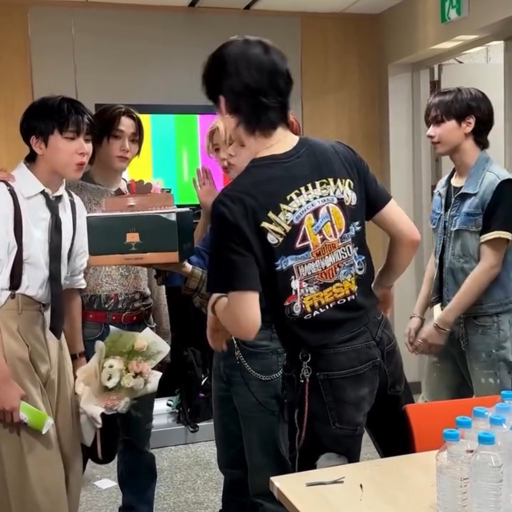 [잡담] 보넥도 리더가 정말 행복할 때 하는 행동: 한 걸음 떨어져 멤버들 바라보기 | 인스티즈