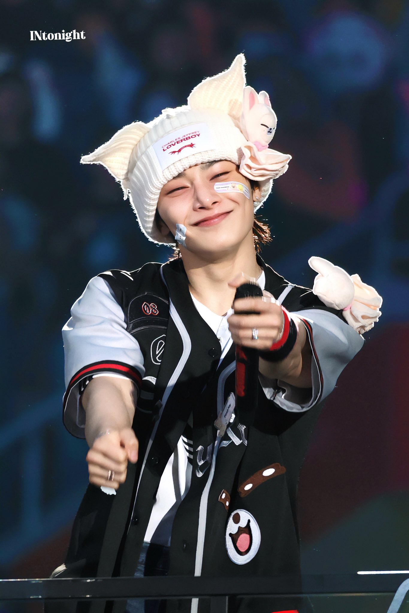 [잡담] 컬러렌즈 끼고 콘서트 해도 셀카 올릴때까지 팬들이 잘 모르는 아이돌 | 인스티즈