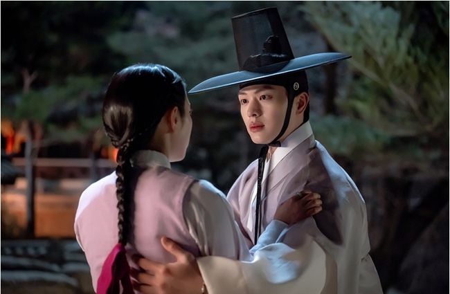 [정보/소식] 육성재♥김지연 키스 1초전 포착, 스킨십 불붙었다(귀궁) | 인스티즈