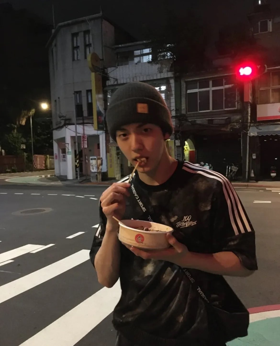 [잡담] 진지하게 수빈이 그 일반인 친구라는 아이 사진 쪽으로 가도 될 거 같음 | 인스티즈