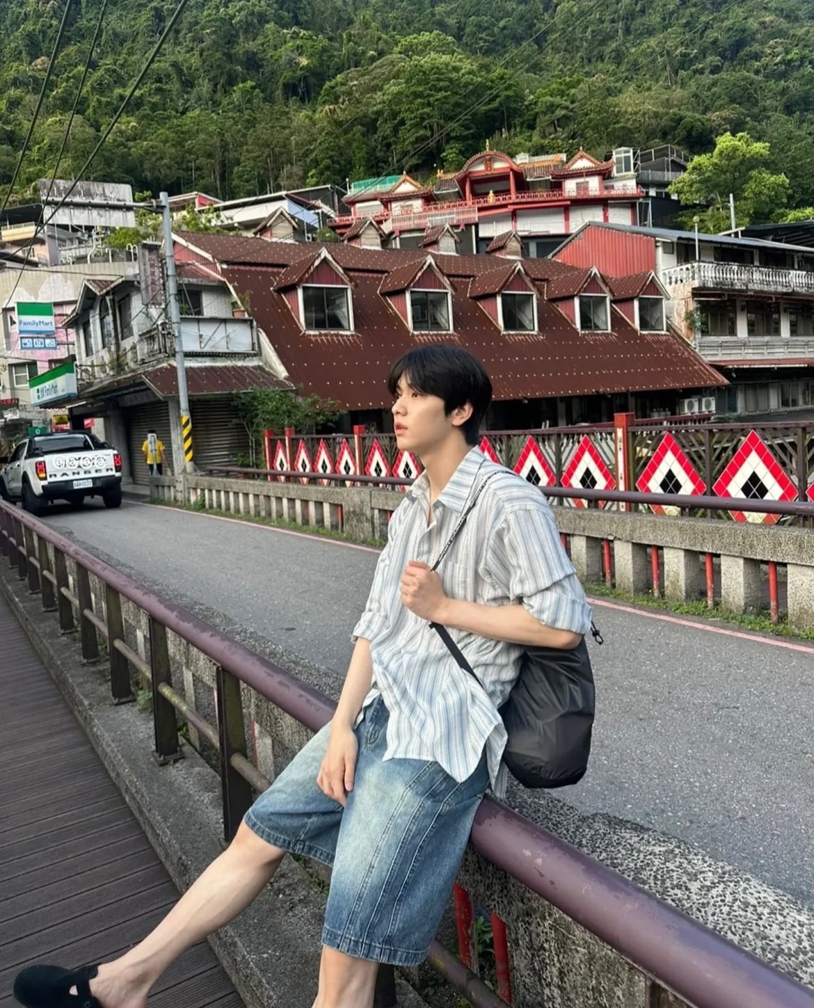 [잡담] 진지하게 수빈이 그 일반인 친구라는 아이 사진 쪽으로 가도 될 거 같음 | 인스티즈